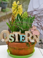 Osterschmuck mit Blumen