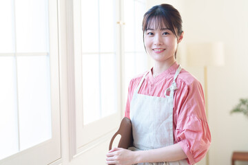 飲食店で働く女性スタッフ