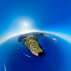 180-Grad Luftaufnahmen der atemberaubenden Costa Blanca: Sonne, Meer und Felsen