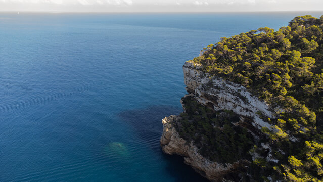 Luftaufnahmen der atemberaubenden Costa Blanca: Sonne, Meer und Felsen