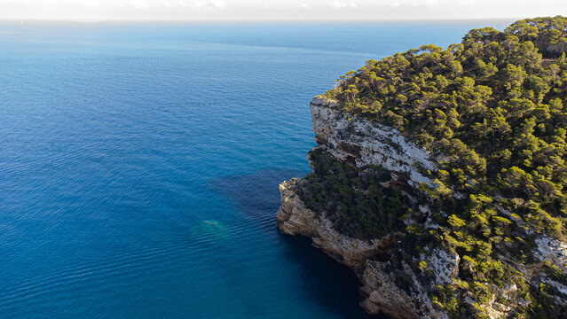 Luftaufnahmen der atemberaubenden Costa Blanca: Sonne, Meer und Felsen