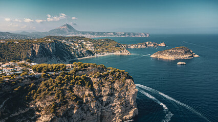 Luftaufnahmen der atemberaubenden Costa Blanca: Sonne, Meer und Felsen