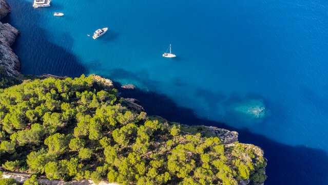Luftaufnahmen der atemberaubenden Costa Blanca: Sonne, Meer und Felsen