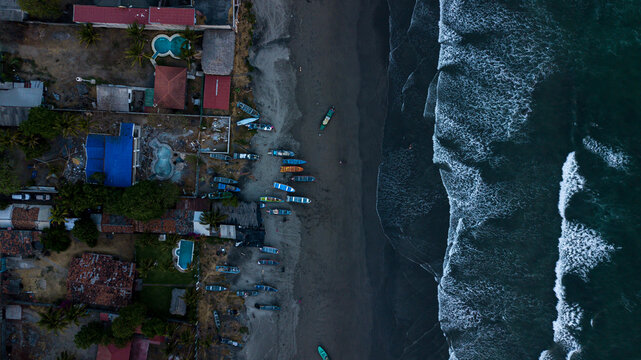Los barquitos de colores en la orilla de la playa.