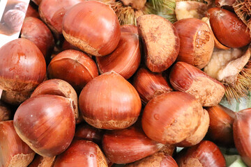 マロングラッセを作るため収穫した山盛りの栗の実、秋の木の実