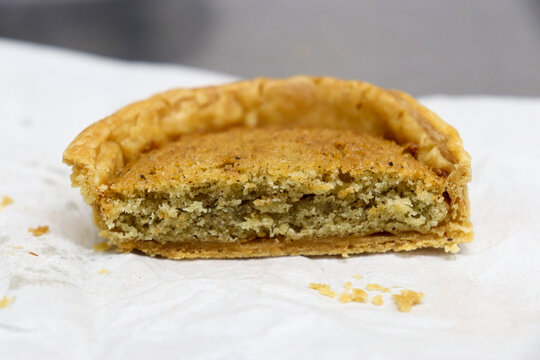パティシエのキッチン、タルトケーキのカットした断面