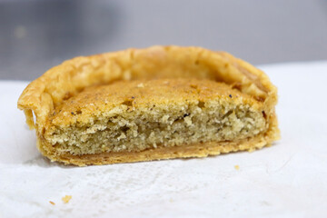 パティシエのキッチン、タルトケーキのカットした断面