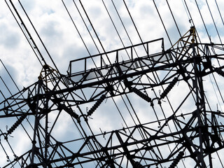 下から見上げた送電塔