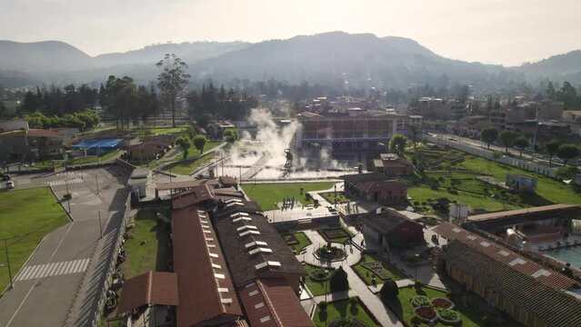 vuelo con drone sobre zona tur&iacute;stica