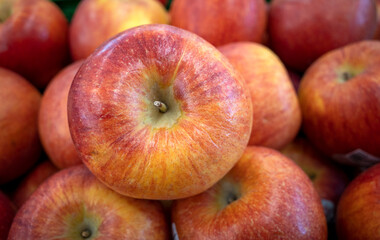 Fototapeta na wymiar A pile of fresh ripe red apples in the supermarket