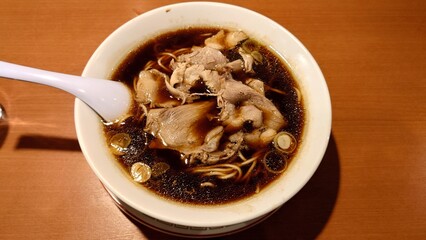 肉たっぷりの醤油ラーメン
