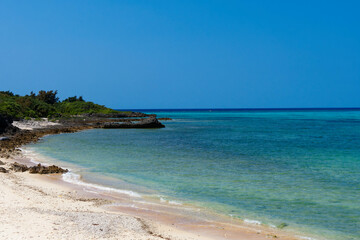 宮古島の透き通った海と砂浜