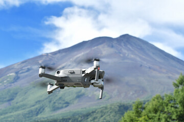 Fototapeta na wymiar 富士山をバックに飛ぶドローン