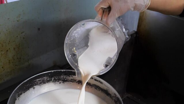 잣을 믹서에 갈아 냄비에 넣고 숟가락으로 저으며 끓인 고소한 잣물