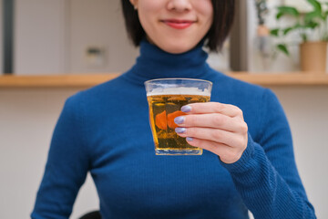 ビールを飲む女性のクローズアップ
