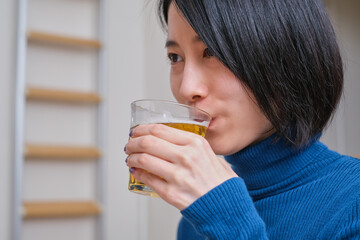 ビールを飲む女性のクローズアップ