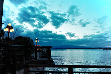 江ノ島と夕日とランプ