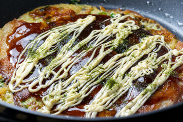 フライパンで焼いたお好み焼き。ソースとマヨネーズと青のりかけ。
