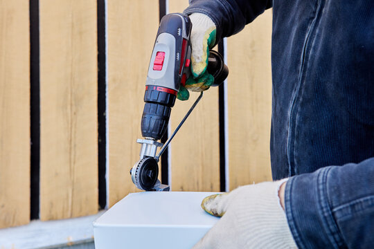 Electric drill plate cutter adapter can help to convert the electric drill into an electric cutter, which is convenient and practical, with flat cutting edge, no burr.