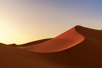 Fototapeta na wymiar view of the sand dunes at Erg Chebbi in Morocco in warm evening light