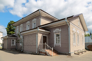 The house has an openwork cornice and architraves. Vologda, Russia - obrazy, fototapety, plakaty