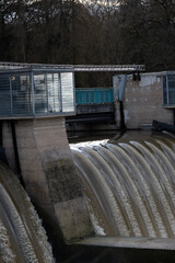 Staudamm. Fluss und Damm. Wasserkraft
