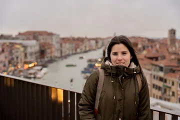 Photo sur Plexiglas Pont du Rialto Young female tourist posing from the top of a building in Venice