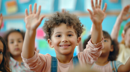 Los niños levantan la mano para responder en el aula. Concepto de regreso a la escuela. - obrazy, fototapety, plakaty