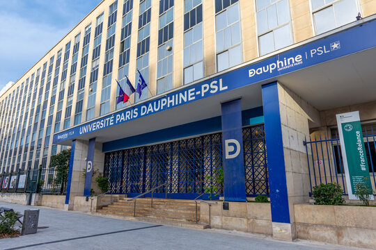 Paris, France - 31 mars 2024: Entr&eacute;e de l'universit&eacute; Paris Dauphine-PSL, grand &eacute;tablissement public fran&ccedil;ais membre de l'universit&eacute; Paris Sciences Lettres et de la conf&eacute;rence des grandes &eacute;coles