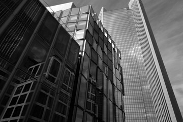 Die Skyline Frankfurt am Main in beeindruckenden schwarz weiß Aufnahmen - obrazy, fototapety, plakaty