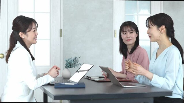 室内で会議をする女性3人