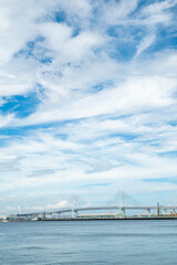 夏空の横浜港とベイブリッジ