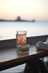 cocktail in riva l mare  al tramonto in un pomeriggio d'estate
