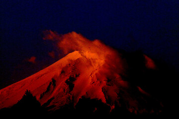 黄砂に燃える朝焼け富士