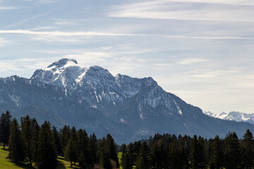 sommerliches Bergpanorama der schneebedeckten Berge S&auml;uling und Tegelberg im Ostallg&auml;u nahe Schwangau in Bayern