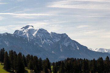 sommerliches Bergpanorama der schneebedeckten Berge Säuling und Tegelberg im Ostallgäu nahe Schwangau in Bayern