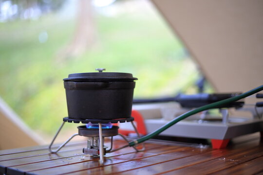 ガスを使った春のキャンプでの調理の様子