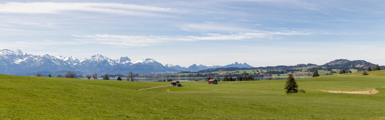 sommerliches Bergpanorama in der Nähe des Forggensee im Ostallgäu, Bayern