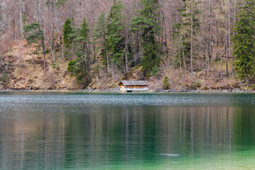 Hütte am Ufer des Alpsees im Winter