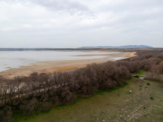 paisaje de la laguna de fuente de piedra en un día lluvioso y gris, Andalucía