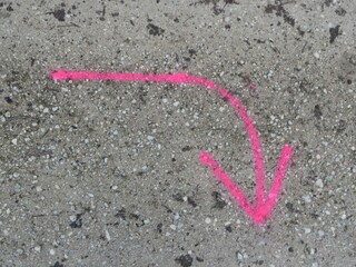 Richtungspfeile in Pink