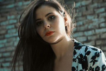 Retrato de cerca de hermosa chica con labios rojos