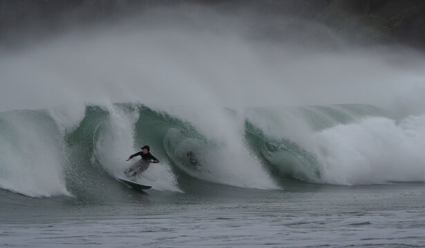Belles vagues pour la pratique du surf en Bretagne - France