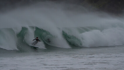 Belles vagues pour la pratique du surf en Bretagne - France