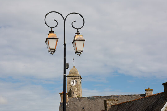 Joli lampadaire dans une rue de Pommerit-Jaudy en Bretagne