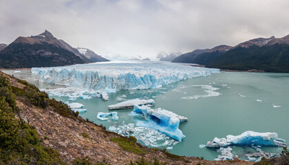 Vast Glacial Landscape with Icebergs and Mountain Peaks