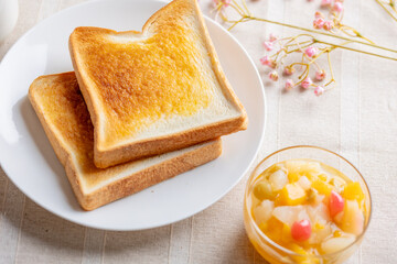 コーヒーとトーストとフルーツミックス