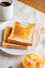 コーヒーとトーストとフルーツミックス