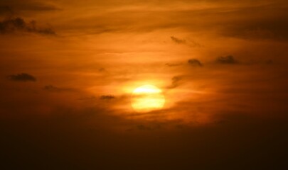 Obraz premium Stunning view of a beach shoreline with the sun setting in the horizon