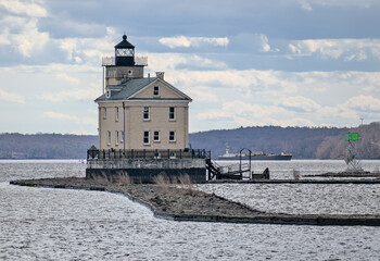small lighthouse at confluence of hudson and rondout river in kingston new york - obrazy, fototapety, plakaty